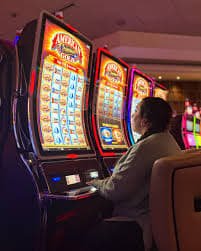 Antarmuka meja blackjack Phoenix Rises di aplikasi mobile ayamjp, menampilkan dealer langsung dan pilihan taruhan